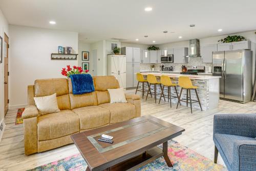 Modern Wheat Ridge Home about 5 Mi to Dtwn Denver near สวนสนุกเลคไซด์