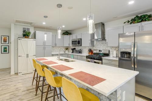 Modern Wheat Ridge Home about 5 Mi to Dtwn Denver near สวนสนุกเลคไซด์