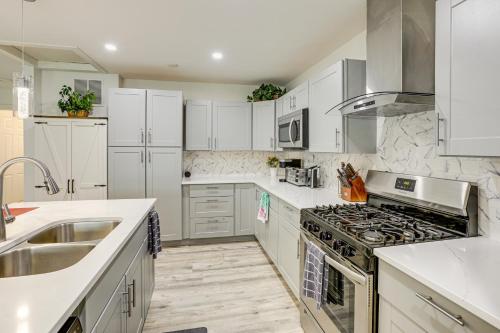 Modern Wheat Ridge Home about 5 Mi to Dtwn Denver near สวนสนุกเลคไซด์