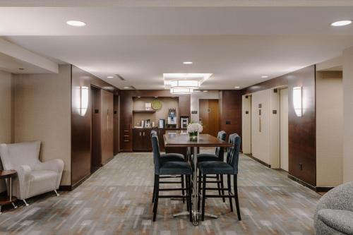 Előcsarnok, River Hotel near Holy Name Cathedral