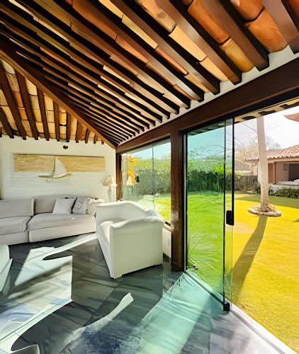 숙소 외관, Mansão Casa Búzios Ferradura 5 Suítes, Pé na areia (Mansao Casa Buzios Ferradura 5 Suites, Pe na areia) in 페라두라 비치