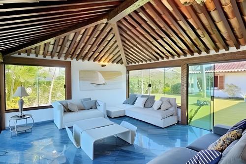 숙소 외관, Mansão Casa Búzios Ferradura 5 Suítes, Pé na areia (Mansao Casa Buzios Ferradura 5 Suites, Pe na areia) in 페라두라 비치