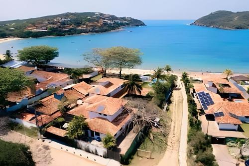숙소 외관, Mansão Casa Búzios Ferradura 5 Suítes, Pé na areia (Mansao Casa Buzios Ferradura 5 Suites, Pe na areia) in 페라두라 비치