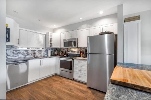 Lakefront 1 Bedroom and Den Suite on Shawnigan Lake in 桑尼根湖 (BC)