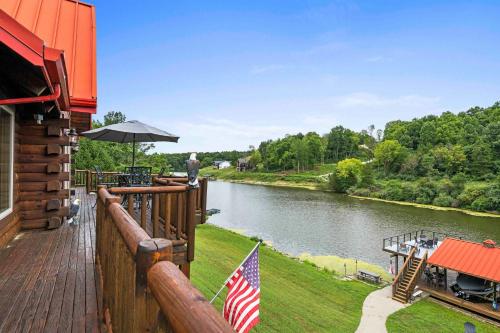 Lakeside Log Home, Private Dock, Near Ark! in Dry Ridge