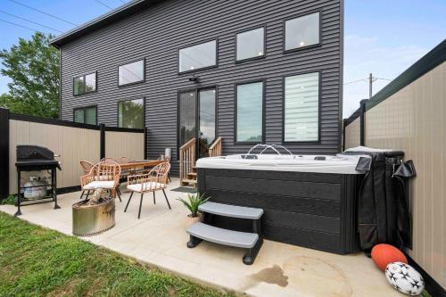 Hot Tub, 3BR for 10, Near Ark, Private Parking in ดราย ริดจ์ (KY)