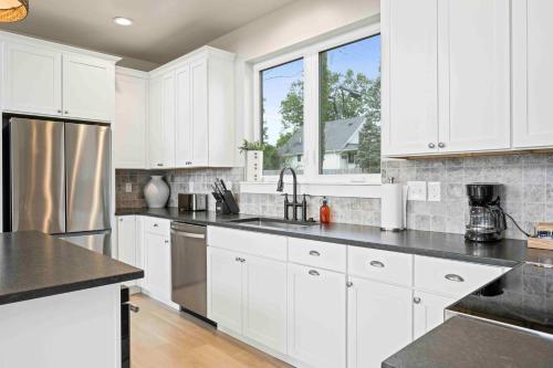 Hot Tub, 3BR for 10, Near Ark, Private Parking in ดราย ริดจ์ (KY)