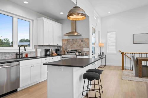 Hot Tub, 3BR for 10, Near Ark, Private Parking in ดราย ริดจ์ (KY)