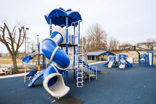 Hot Tub, 3BR for 10, Near Ark, Private Parking in ดราย ริดจ์ (KY)