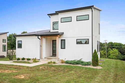 3-story home for 12 Near Ark with Hot Tub & Parking! in Dry Ridge (KY)