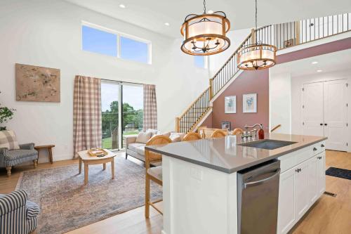 3-story home for 12 Near Ark with Hot Tub & Parking! in Dry Ridge (KY)