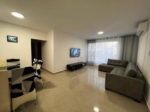 Isramax 3BR apartment near the sea. in Bat Yam