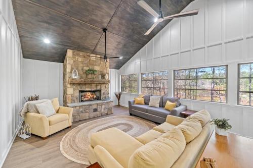 Lakeside Lodge on Bluegill- Arcade, Dock, FirePit, Eatonton