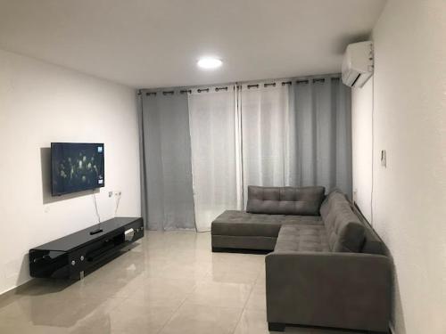Isramax 3BR apartment near the sea. in Bat Yam