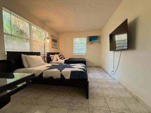 Spacious Villa #8 Water View 4-Minute Walk Beach in Pompano Beach, USA