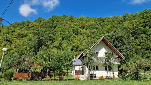 Viesnīcas āriene, Domacinstvo Ubovic in Sipovo
