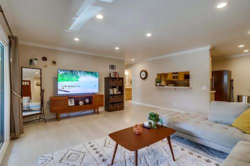 Entire Private 3-BR Family Home Free Pool, Tub and Parking, Available Now