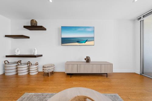 Beachfront Bliss Spacious 2BR Apt In Santa Monica in Los Angeles, USA