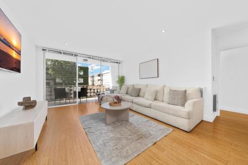 Beachfront Bliss Spacious 2BR Apt In Santa Monica in Los Angeles, USA