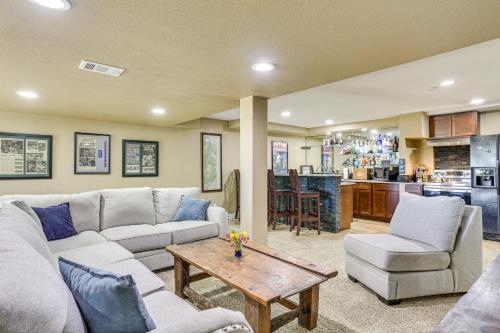 Game Room, Home Gym & Deck: Littleton Apartment – khách sạn tại Highlands Ranch