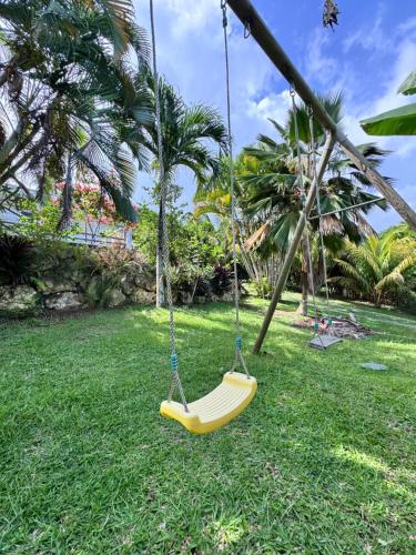 Градина, Villa Mirador vue mer et montagne in Petit-Bourg