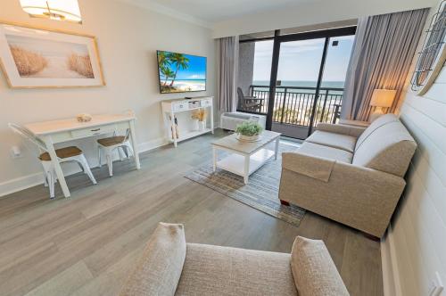 Beachfront condo w pools & balcony views