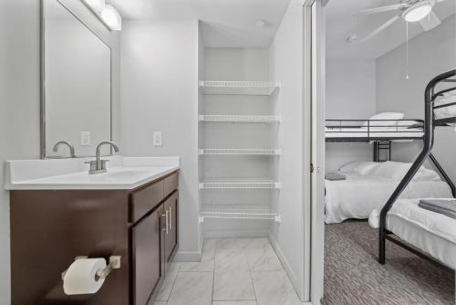 Cozy 2BR Getaway, King Bed, Free Parking, Cleveland (foto 5)