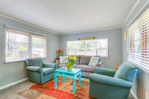 1 Mi to Sands Beach Walkable Island Home with Yard! in Port Royal
