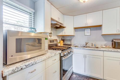 1 Mi to Sands Beach Walkable Island Home with Yard! in Port Royal