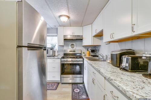 1 Mi to Sands Beach Walkable Island Home with Yard! in Port Royal