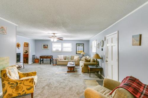 1 Mi to Sands Beach Walkable Island Home with Yard! in Port Royal
