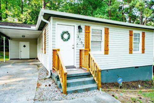 Exterior view, Tucked Away Bungalow Near Airport! in Sandtown-Southeastern Atlanta