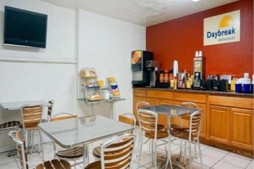 Food and beverages, Days Inn by Wyndham Mission Valley/SDSU in Del Cerro