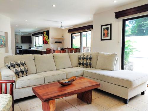 Shared lounge/TV area, Casa Luz de Luna - Comfortable 3 Br, 3,5 Bath house in Potrero