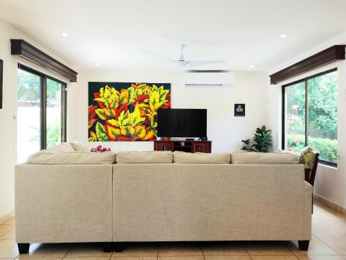 Shared lounge/TV area, Casa Luz de Luna - Comfortable 3 Br, 3,5 Bath house in Potrero