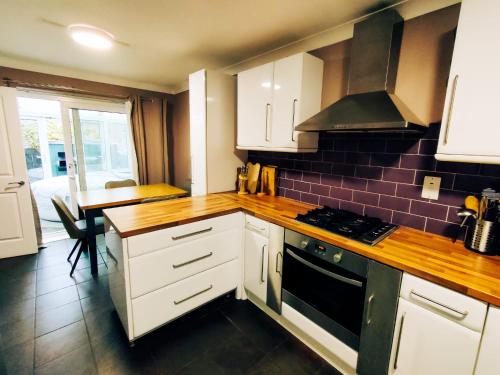 Cozy Four-Bedroom Home with Hot Tub, Garden, CONTRACTORS WELCOME - Close to Shops, Restaurants, Hosp in Ravensthorpe