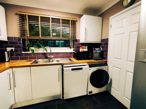 Cozy Four-Bedroom Home with Hot Tub, Garden, CONTRACTORS WELCOME - Close to Shops, Restaurants, Hosp in Ravensthorpe