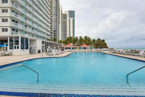 Oceanfront Resort Condo w/ Gym & Waterfront Pool! – khách sạn tại Golden Beach
