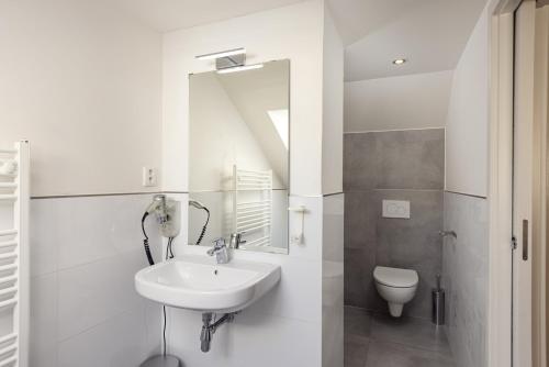 Gorgeous Prague Rooms - image 13