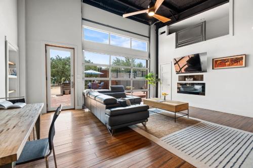 Contemporary 3BR Country Gem Swim Spa & Fire Pit in 드리핑 스프링 (TX)