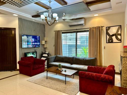 Entire 4 Bed House in DHA Ph4, Lahore