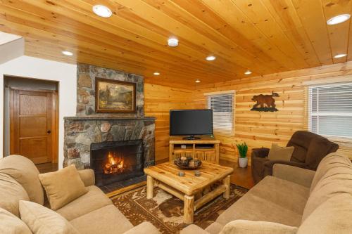 Cozy Cabin with Large Backyard Near Lake, Village and Snow Summit