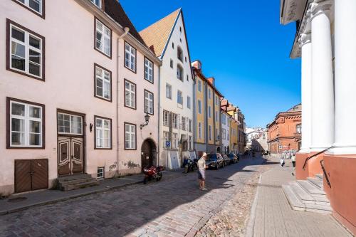 15th Century Flat with Parking, High Ceilings, Таллин (фото 9)