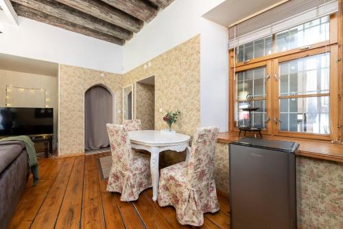 15th Century Flat with Parking, High Ceilings, Таллин (фото 11)