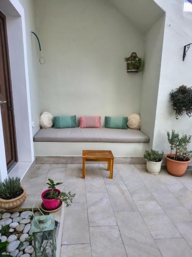 Polidoros tiny house in Itanos