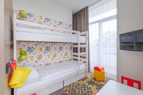 1 queen bed, 1 bunk bed