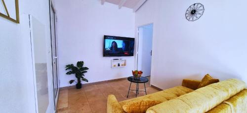 Koplietošanas atpūtas telpa ar TV, Bungalow Pink Lemon & SPA in Massioux