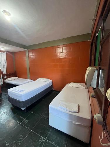 3 twin beds
