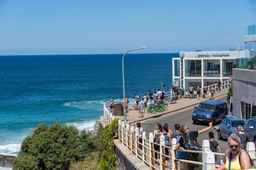Bondi Beauty Walk to the Beach with Parking - image 12