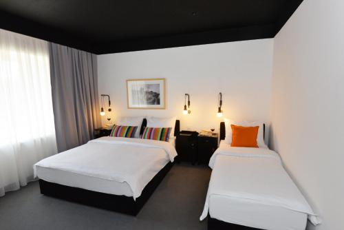 1 queen bed, 1 twin bed